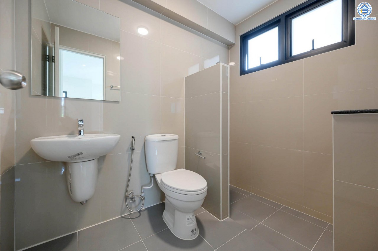 บ้านมือสองตกแต่งใหม่ โครงการ ธารา ราชพฤกษ์-ปิ่นเกล้า บ้านสวย พร้อมอยู่ เนื้อที่ 58.7 ตร.ว. ฟังก์ชัน 3 ห้องนอน 3 ห้องน้ำ จอดรถได้ 2 คัน บนทำเลเชื่อมต่อถนนกาญจนาภิเษก ใกล้รถไฟฟ้าสายสีแดง "สถานีตลิ่งชัน" และจุดขึ้นทางด่วน "ศรีรัช" รายล้อมด้วยสิ่งอำนวยความสะดวกครบครัน